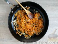 Фото приготовления рецепта: Куриная печень, жаренная с грибами и морковью по-корейски - шаг №10