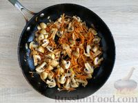 Фото приготовления рецепта: Куриная печень, жаренная с грибами и морковью по-корейски - шаг №13