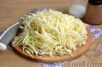Фото приготовления рецепта: Тушёная капуста с картошкой - шаг №4