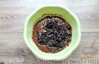 Фото приготовления рецепта: Шоколадный пирог с черносливом, орехами и глазурью - шаг №9