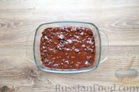 Фото приготовления рецепта: Шоколадный пирог с черносливом, орехами и глазурью - шаг №12