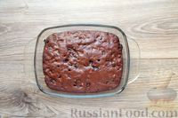Фото приготовления рецепта: Шоколадный пирог с черносливом, орехами и глазурью - шаг №13