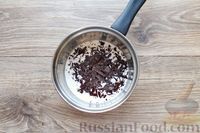 Фото приготовления рецепта: Шоколадный пирог с черносливом, орехами и глазурью - шаг №14