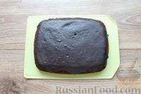 Фото приготовления рецепта: Шоколадный пирог с черносливом, орехами и глазурью - шаг №15