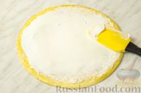 Фото приготовления рецепта: Яичные "роллы" с творожным сыром, красной рыбой и огурцом - шаг №6