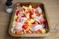 Фото приготовления рецепта: Курица, запечённая с картофелем, беконом, перцем, фетой и оливками - шаг №5