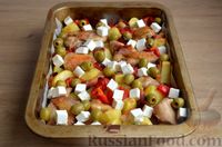 Фото приготовления рецепта: Курица, запечённая с картофелем, беконом, перцем, фетой и оливками - шаг №8
