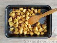 Фото приготовления рецепта: Картошка с сыром и панировочными сухарями, в духовке - шаг №7