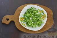 Фото приготовления рецепта: Слоёный салат с курицей, сыром, помидорами и киви - шаг №6