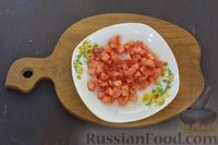 Фото приготовления рецепта: Слоёный салат с курицей, сыром, помидорами и киви - шаг №10