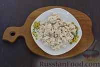 Фото приготовления рецепта: Слоёный салат с курицей, сыром, помидорами и киви - шаг №4