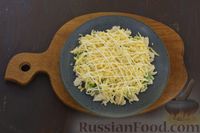 Фото приготовления рецепта: Слоёный салат с курицей, сыром, помидорами и киви - шаг №9