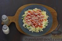 Фото приготовления рецепта: Слоёный салат с курицей, сыром, помидорами и киви - шаг №11