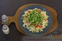 Фото приготовления рецепта: Слоёный салат с курицей, сыром, помидорами и киви - шаг №12