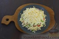 Фото приготовления рецепта: Слоёный салат с курицей, сыром, помидорами и киви - шаг №14