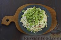 Фото приготовления рецепта: Слоёный салат с курицей, сыром, помидорами и киви - шаг №16