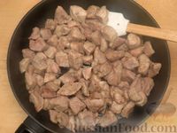 Фото приготовления рецепта: Свинина, тушенная с грибами в сырном соусе (в казанке) - шаг №3