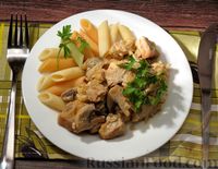 Фото приготовления рецепта: Свинина, тушенная с грибами в сырном соусе (в казанке) - шаг №12