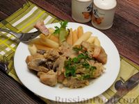 Фото приготовления рецепта: Свинина, тушенная с грибами в сырном соусе (в казанке) - шаг №13