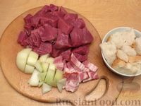 Фото приготовления рецепта: Котлеты из говядины с беконом, запечённые в сливочно-грибном соусе - шаг №2