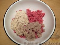 Фото приготовления рецепта: Котлеты из говядины с беконом, запечённые в сливочно-грибном соусе - шаг №3