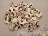 Фото приготовления рецепта: Котлеты из говядины с беконом, запечённые в сливочно-грибном соусе - шаг №8