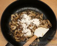 Фото приготовления рецепта: Котлеты из говядины с беконом, запечённые в сливочно-грибном соусе - шаг №11