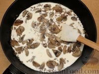 Фото приготовления рецепта: Котлеты из говядины с беконом, запечённые в сливочно-грибном соусе - шаг №12