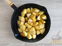 Фото приготовления рецепта: Жаркое из свинины с картошкой и квашеной капустой - шаг №11