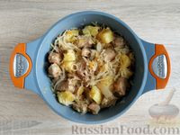 Фото приготовления рецепта: Жаркое из свинины с картошкой и квашеной капустой - шаг №15