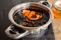 Фото приготовления рецепта: Малиново-апельсиновый глинтвейн с розмарином - шаг №4