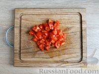 Фото приготовления рецепта: Тарталетки с курицей, помидором, яйцами и маринованными грибами - шаг №7