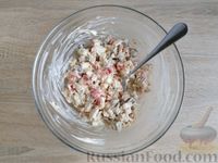 Фото приготовления рецепта: Тарталетки с курицей, помидором, яйцами и маринованными грибами - шаг №11
