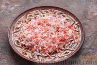 Фото приготовления рецепта: Салат-рулет с морской капустой и крабовыми палочками - шаг №5