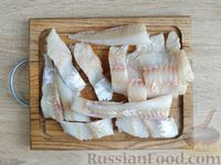 Фото приготовления рецепта: Жареные рыбные палочки из минтая в манной панировке - шаг №2