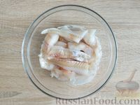 Фото приготовления рецепта: Жареные рыбные палочки из минтая в манной панировке - шаг №5