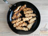 Фото приготовления рецепта: Жареные рыбные палочки из минтая в манной панировке - шаг №10