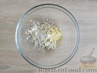 Фото приготовления рецепта: Крабовые палочки с сыром, яйцами и солёным огурцом - шаг №3