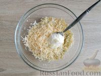 Фото приготовления рецепта: Яично-сырные шарики с начинкой из крабовых палочек - шаг №5