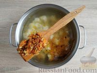 Фото приготовления рецепта: Сырный суп с рыбными консервами - шаг №10