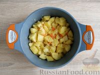 Фото приготовления рецепта: Картофель, тушенный в сметане - шаг №7