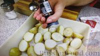 Фото приготовления рецепта: Картофель, запечённый в духовке, с сыром - шаг №2