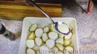 Фото приготовления рецепта: Картофель, запечённый в духовке, с сыром - шаг №3