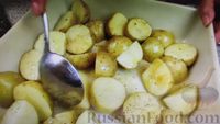 Фото приготовления рецепта: Картофель, запечённый в духовке, с сыром - шаг №4