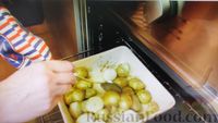 Фото приготовления рецепта: Картофель, запечённый в духовке, с сыром - шаг №6