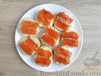 Фото приготовления рецепта: Бутерброды с красной рыбой, яичной намазкой и лимоном - шаг №9