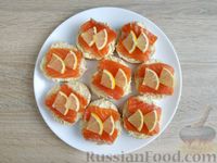 Фото приготовления рецепта: Бутерброды с красной рыбой, яичной намазкой и лимоном - шаг №11