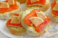 Фото приготовления рецепта: Бутерброды с красной рыбой, яичной намазкой и лимоном - шаг №13