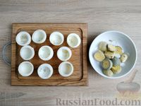 Фото приготовления рецепта: Яйца, фаршированные сыром и крабовыми палочками - шаг №4