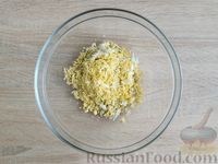 Фото приготовления рецепта: Яйца, фаршированные сыром и крабовыми палочками - шаг №5